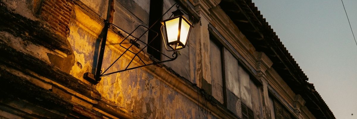 Kimsenin Oturmadığı Ama Işığı Yanan O Ev…